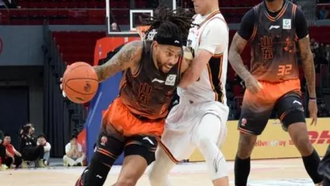 “本泽马梅开二度维尼修斯建功，皇马3-0完胜阿拉维斯，西甲第25轮战罢精彩纷呈”