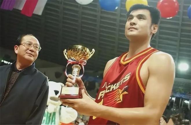 [NBA]库里三分如箭，引爆赛场激情